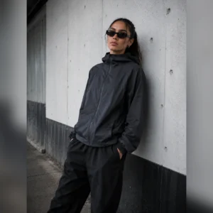 Campera deportiva con Capucha Visera