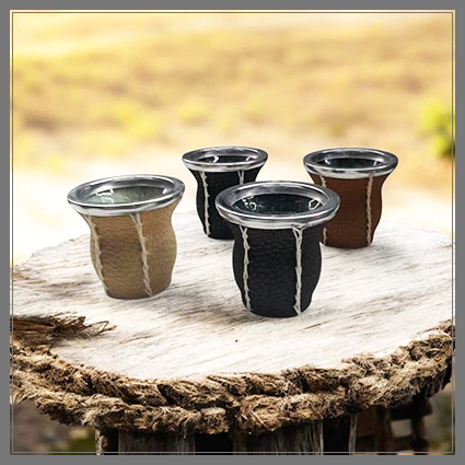 MATE DE VIDRIO FORRADO EN SIMIL CARPINCHO