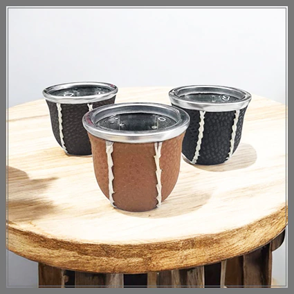 MATE DE VIDRIO FORRADO EN SIMIL CARPINCHO