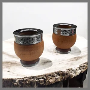 MATE ALGARROBO BOCA BOLITA CON GUARDA DE ACERO GRANDE /9 CM DE ALTO X 8 CM DE ANCHO