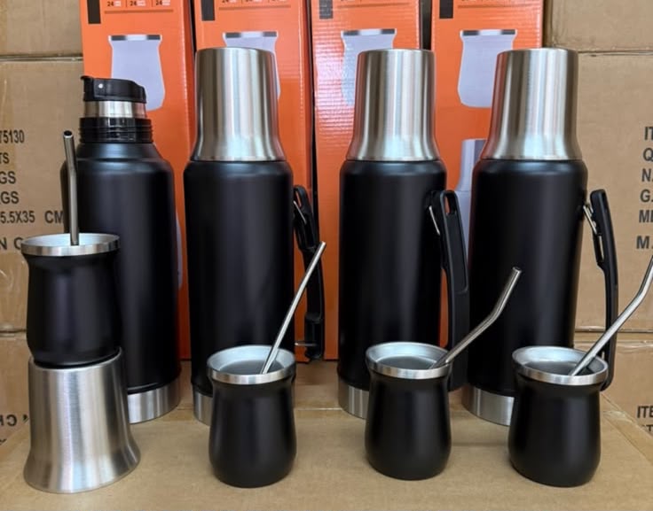 Termo 1,3 L con guampa 160 ml negro · Caja x20