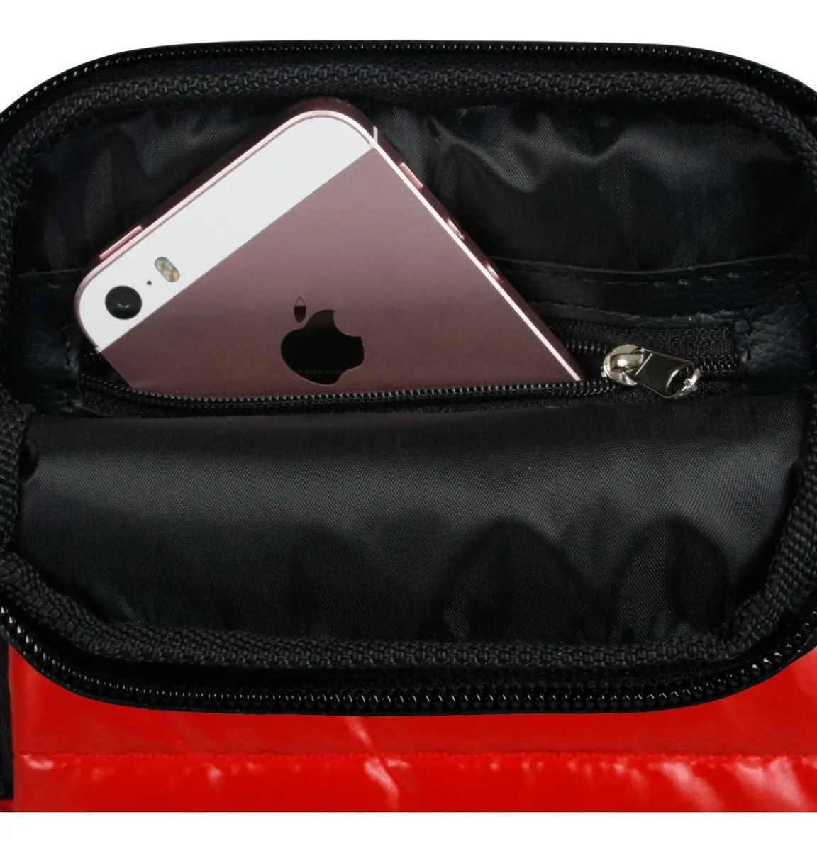 Bandolera Matelasse Porta Celular Unisex Dos Cierres Madu Color Rojo Metalizado - Image 4
