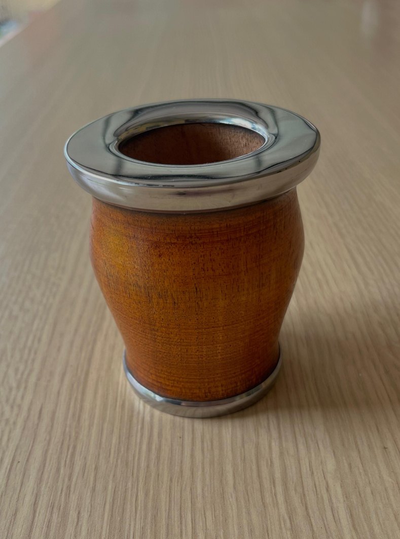 Mate Perita Boca Plana de Algarrobo con Virola de Acero — mate de algarrobo por mayor