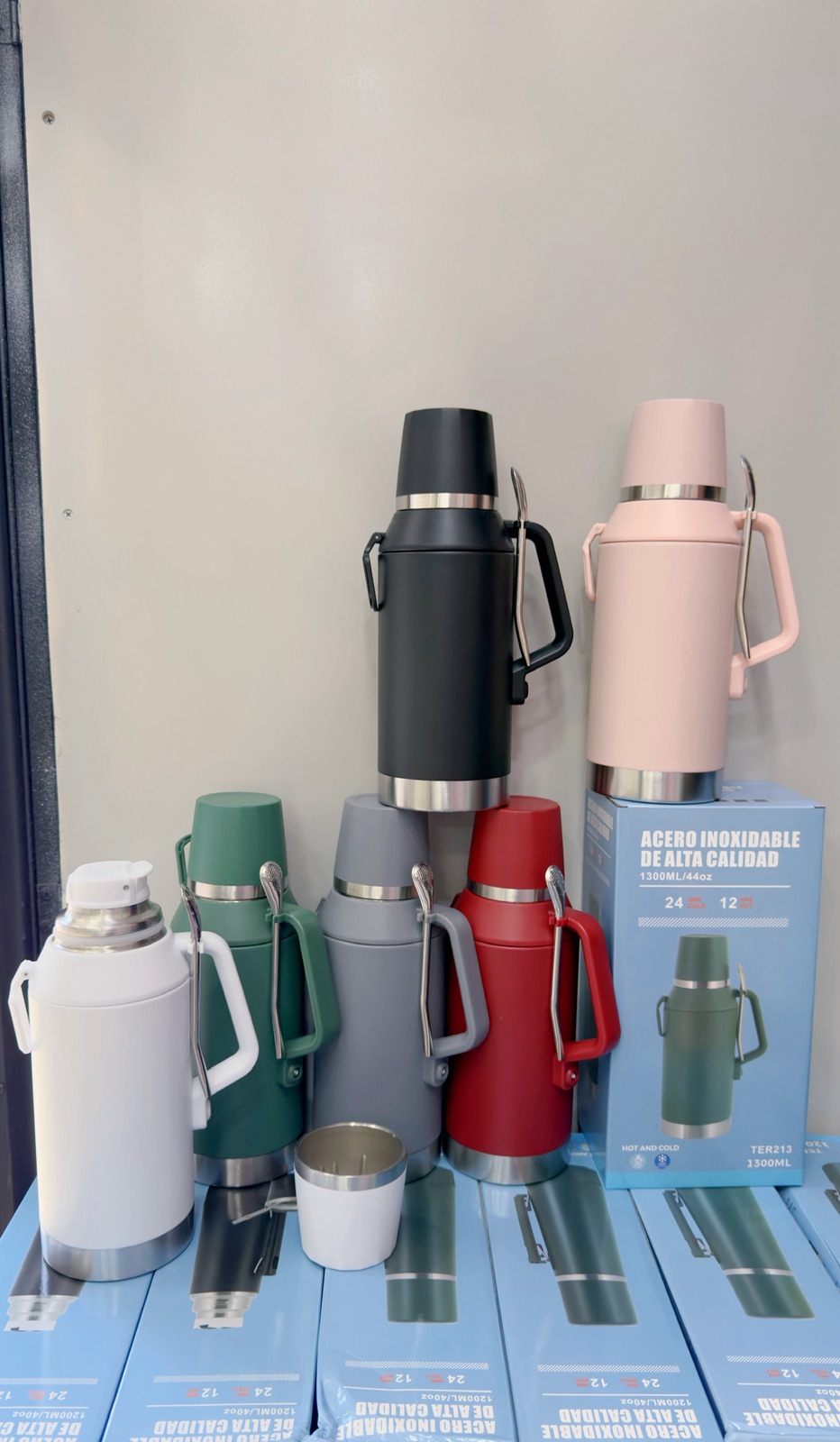 Termo 1300ml Tapa Mate y Bombilla con Gancho Negro - BULTO CERRADO X 30 UNIDADES